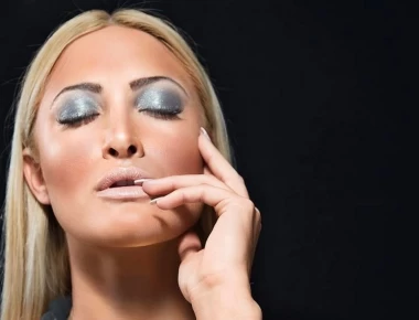 Η Ιωάννα Τούνη «παθαίνει» Καρντάσιαν και φωτογραφίζεται στα χιόνια... μόνο με τα εσώρουχα (φωτο)